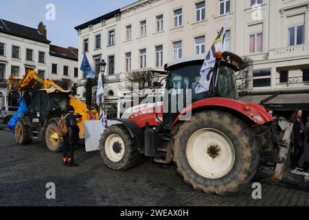 Bruxelles, Belgique. 24 janvier 2024. Des agriculteurs français et belges organisent une manifestation devant le Parlement européen à Bruxelles, en Belgique, le 24 janvier 2024. Crédit : ALEXANDROS MICHAILIDIS/Alamy Live News Banque D'Images