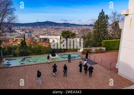 Soleil, lune et une étoile (1968). Étude pour un monument offert à la ville de Barcelone. Fundacio Joan Miro, Montjuic, Barcelone . Vue de Barcelone avant Banque D'Images