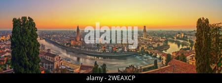 Vérone, Italie Skyline sur l'Adige au crépuscule. Banque D'Images