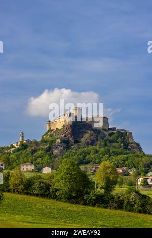 Château de Bardi (Castello di Bardi) avec ville, province de Parme, Émilie-Romagne Banque D'Images