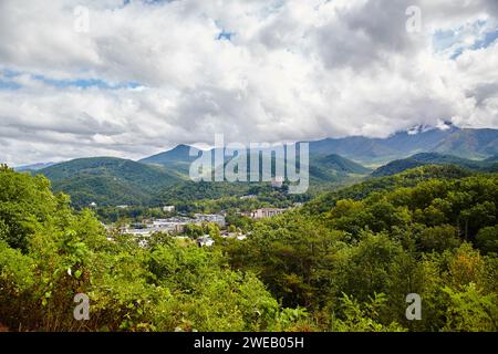 Scenic Smoky Mountains Valley et Town - vue surélevée Banque D'Images