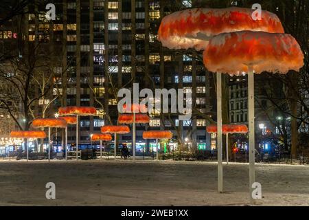 L’installation de “To Let the Sky Know / Dejar que el cielo sepa” d’Ana Maria Hernando. Le mercredi 17 janvier 2024. Les sculptures de tulle, évocatrices de nuages et une cascade seront sur les différentes pelouses du parc jusqu’au 17 mars. (© Richard B. Levine) Banque D'Images