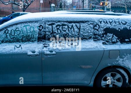 Amour graffiti écrit dans la neige sur une voiture garée à Chelsea à New York le mardi 16 janvier 2024. New York a eu la plus grosse chute de neige d'une journée en 701 jours, 1,6 pouces ont battu le précédent record de pas d'accumulation significative. (© Richard B. Levine) Banque D'Images