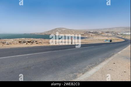 Paysage urbain avec route sur le rivage et plage Agate à la ville historique , tourné dans la lumière brillante de la fin du printemps à Luderitz, Namibie, Afrique Banque D'Images