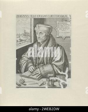 Portret van Desiderius Erasmus, Frans Huys, d'après Hans Holbein (II), 1555 tirage Portrait de Desiderius Erasmus Ten Halven Lee à gauche, assis à une table, ses mains reposant sur un livre ouvert. Sur la table un sablier, un pot d'encre avec un stylo, un couteau à stylo, la Bible et d'autres livres. Sur le mur une plaque, à gauche une fenêtre avec vue sur une ville sur l'eau, probablement Rotterdam. Outils d'écriture de gravure de papier Anvers. Livre - MM - livre ouvert. sablier Banque D'Images