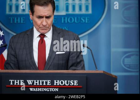 Washington, États-Unis. 24 janvier 2024. John Kirby, coordinateur du conseil de sécurité nationale, prend la parole lors d’une conférence de presse dans la salle de presse James S. Brady à la Maison Blanche à Washington, DC, États-Unis, le mercredi 24 janvier, 2024. les forces AMÉRICAINES ont mené des frappes aériennes contre une milice soutenue par l’Iran en Irak après que le groupe ait attaqué une base aérienne où sont stationnées des troupes américaines, a déclaré le Commandement central américain dans un communiqué publié mardi soir. Photographe : Ting Shen/Pool/Sipa USA crédit : SIPA USA/Alamy Live News Banque D'Images