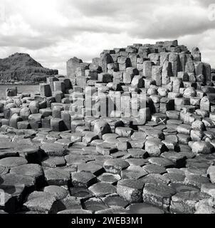 Années 1950, historique, la vue étonnante des anciennes colonnes de basalte imbriquées à la chaussée des géants à Bushmills sur la côte de Co Antrim, Irlande du Nord, Royaume-Uni. Banque D'Images