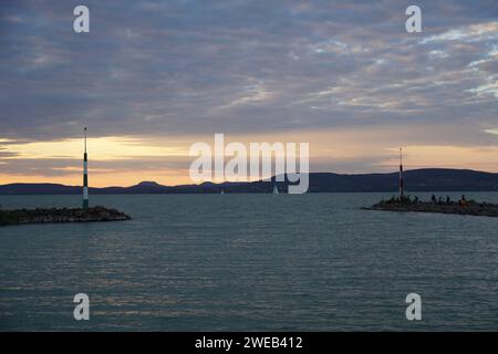 Magnifique coucher de soleil et photos de marina du lac Balaton en Hongrie Banque D'Images