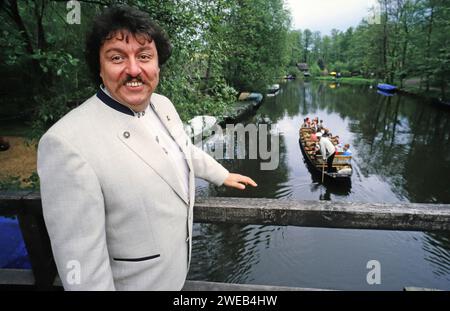 Achim Mentzel, deutscher Musiker und Fernsehmodérateur, in seinem Heimatrevier im Spreewald, Deutscher UM 1999. Banque D'Images