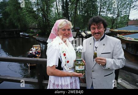 Achim Mentzel, deutscher Musiker und Fernsehmodérateur, in seinem Heimatrevier im Spreewald mit Spreewaldgurkenvertreterin, Deutschland UM 1999. Banque D'Images