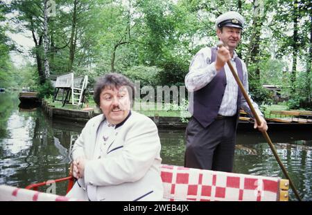 Achim Mentzel, deutscher Musiker und Fernsehmodérateur, in einem Spreewaldtouristenkahn in seinem Heimatrevier im Spreewald, Deutschland UM 1999. Banque D'Images