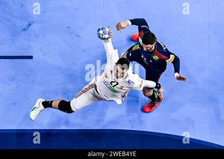 Cologne, Allemagne. 24 janvier 2024. Handball : Championnat d'Europe, France - Hongrie, main Round, Groupe 1, Journée 4, Lanxess Arena. Le Hongrois Bence Banhidi (l) en action contre le Français Ludovic Fabregas (r). Crédit : Tom Weller/dpa/Alamy Live News Banque D'Images