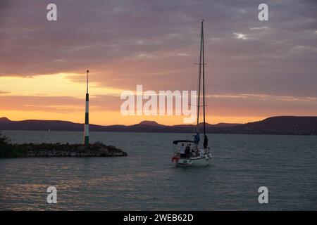 Magnifique coucher de soleil et photos de marina du lac Balaton en Hongrie Banque D'Images