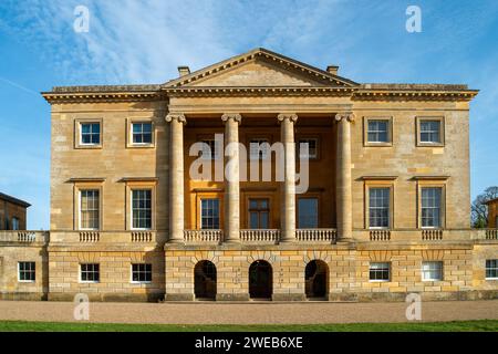 Lower Basildon, Royaume-Uni. 24 janvier 2024. Ciel bleu au-dessus de Basildon Park dans le Berkshire, un manoir de style palladien du 18e siècle, restauré par Lord et Lady Iliffe après avoir été réquisitionné pendant les guerres mondiales. Basildon Park a été utilisé comme lieu de tournage pour Downton Abbey, Pride & Prejudice, Brigerton et plus encore. Crédit : Maureen McLean/Alamy Live News Banque D'Images