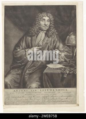 Portrait d'Anthony van Leeuwenhoek, Jan Verkolje, 1686 Imprimer le commerçant et scientifique Anthony van Leeuwenhoek avec le microscope 'Van Leeuwenhoek' en main. Sur la table sur laquelle il est un globe, une branche, du matériel d'écriture et des frames de mesure. Dans la marge son nom, sa date de naissance et un éloge. Delft papier biologie (+ portrait d'érudit, scientifique). loupe. globe. compas. outils d'écriture Banque D'Images