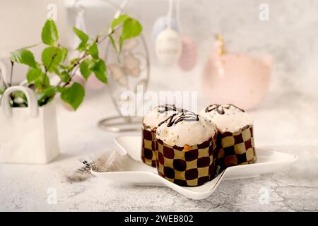 Joyeuses pâques. Figurines de Pâques modernes, oeufs peints de Pâques et bonbons en forme d'oeuf sur la table. Décoration élégante de table de vacances. Oeuf de Pâques naturellement teint Banque D'Images