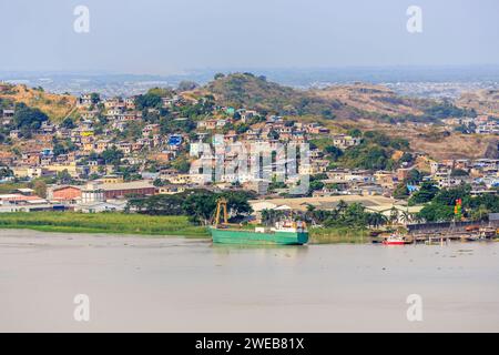 Vue sur Rio Guayas depuis Barrio Las Penas et Cerro Santa Ana à Guayaquil, deuxième ville de l'Équateur, Amérique du Sud Banque D'Images