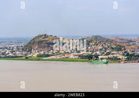 Vue sur Rio Guayas depuis Barrio Las Penas et Cerro Santa Ana à Guayaquil, deuxième ville de l'Équateur, Amérique du Sud Banque D'Images