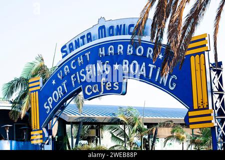 Panneau à l'entrée de Santa Monica Pier à Santa Monica, en Californie, près de Los Angeles. Panneau néon pour Santa Monica Yacht Harbor. Banque D'Images