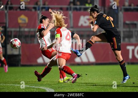 Rome, Italie. 24 janvier 2024. Evelyne viens de L'AS Roma en action lors du match de la phase de groupes C de la Ligue des champions féminine entre L'AS Roma et le Bayern Munchen au stade tre fontane, Rome (Italie), le 24 janvier 2023. Crédit : Insidefoto di andrea staccioli/Alamy Live News Banque D'Images