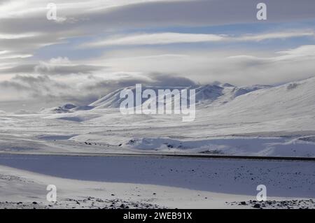 Paysage enneigé du Nord islandais vu en octobre depuis la route périphérique (c'est-à-dire la route 1) à l'est du lac Myvatn, Islande Banque D'Images