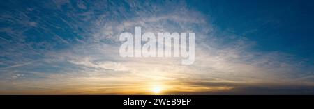 Ciel dramatique avec de beaux nuages au coucher du soleil dans la soirée. Beau paysage nuageux. Banque D'Images