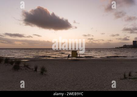 MONTEVIDEO, URUGUAY - 29 décembre 2023 : magnifique coucher de soleil sur la plage de Ramirez à Montevideo, Uruguay. Banque D'Images