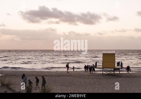 MONTEVIDEO, URUGUAY - 29 décembre 2023 : magnifique coucher de soleil sur la plage de Ramirez à Montevideo, Uruguay. Banque D'Images