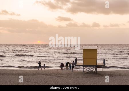 MONTEVIDEO, URUGUAY - 29 décembre 2023 : magnifique coucher de soleil sur la plage de Ramirez à Montevideo, Uruguay. Banque D'Images