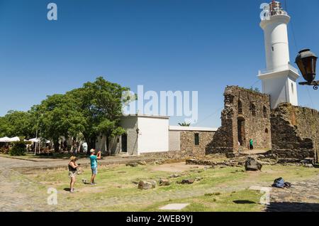 COLONIA DEL SACRAMENTO, URUGUAY - 30 décembre 2023 : les touristes photographient le phare dans la ville de Colonia del sacramento en Uruguay Banque D'Images