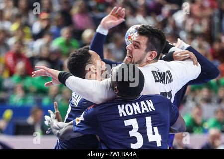 Cologne, Allemagne. 24 janvier 2024. COLOGNE, ALLEMAGNE - 24 JANVIER : Bence Banhidi, de Hongrie, est défié par Timothey n'Guessan et Karl Konan, de France, lors du match de tour principal masculin de l'EHF Euro 2024 entre la France et la Hongrie au Lanxess Arena, le 24 janvier 2024 à Cologne, en Allemagne. Photo : Sanjin Strukic/PIXSELL crédit : Pixsell/Alamy Live News Banque D'Images