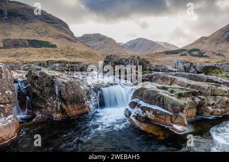 Chutes d'eau dans la vallée de Glen Etive Banque D'Images