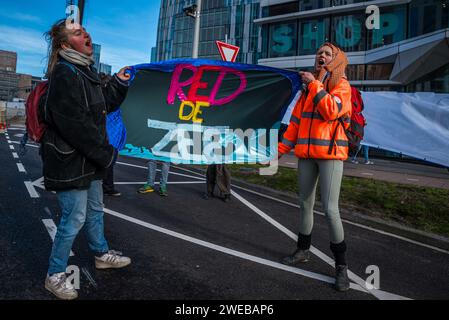 Amsterdam, Hollande du Nord, pays-Bas. 24 janvier 2024. Les militants pour le climat tiennent une bannière sur laquelle on peut lire ''Red de Zee'' (sauver la mer). Le 24 janvier 2024, des militants pour le climat ont protesté contre les forages en haute mer effectués par un certain Dyas au siège de la société à Amsterdam. Demain, le 25 janvier, un Dyas sera en cour au sujet de sa demande de permis d'exploration et de forage en mer du Nord. (Image de crédit : © James Petermeier/ZUMA Press Wire) USAGE ÉDITORIAL SEULEMENT! Non destiné à UN USAGE commercial ! Banque D'Images