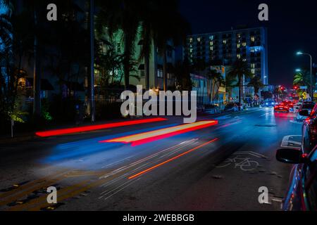 Belle vue nocturne sur le paysage urbain avec de superbes traînées de lumière floue depuis les voitures sur la plage de Miami. ÉTATS-UNIS. Banque D'Images