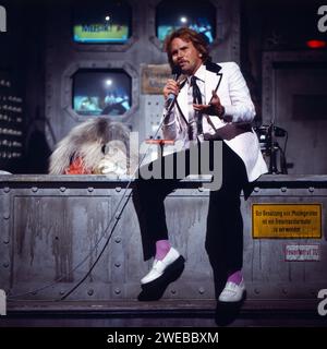 Frank Zander, deutscher Schlager- und Deutschpop-Musiker, Moderator und Schauspieler, mit Hund Herr Feldmann in der Musiksendung 'Vorsicht Musik!', Deutschland 1982. Banque D'Images