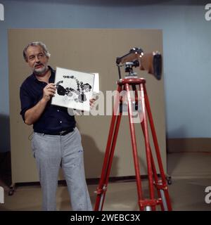 Le Professeur Hoimar von Ditfurth erläutert Kalibrierung einer Waffe in der Folge 'Unsterblichten wird nicht geboten' aus der ZDF-Reihe 'Querschnitz', Deutschland 1975. Banque D'Images