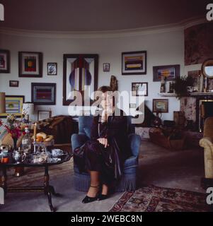 Schauspielerin Maria Schell zuhause in ihrem Wohnzimmer, vers 1976. L'actrice Maria Schell à la maison dans son salon, vers 1976. Banque D'Images