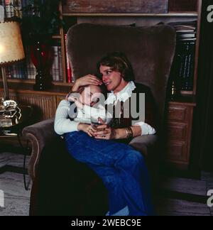 Schauspielerin Maria Schell mit Tochter Marie Theres Relin, zuhause in ihrem Wohnzimmer, vers 1976. L'actrice Maria Schell avec sa fille Marie Theres Relin à la maison dans son salon, vers 1976. Banque D'Images