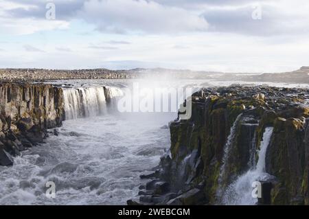 Chute d'eau Selfoss sur la rivière Jokulsa a Fjollum - 11m de haut et 100m de large, nord de l'Islande Banque D'Images