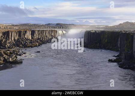 Chute d'eau Selfoss sur la rivière Jokulsa a Fjollum - 11m de haut et 100m de large, nord de l'Islande Banque D'Images