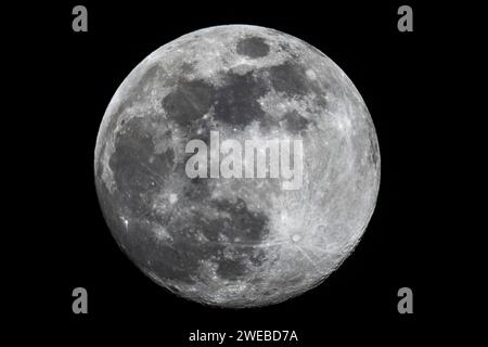 Londres, Royaume-Uni. 24 janvier 2024. Météo au Royaume-Uni – Une lune gibbeuse à 99% cireuse est vue brièvement à travers les nuages au nord-ouest de Londres. La première pleine lune de l’année arrive le 25 janvier et, selon l’Almanach du Vieux fermier, est connue sous le nom de Loup Moon parce que les loups étaient plus susceptibles d’être entendus hurler à ce moment-là. Crédit : Stephen Chung / Alamy Live News Banque D'Images