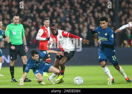 ROTTERDAM, 24-1-2024, Stadium de Kuip, Néerlandais Toto KNVB Beker, 2023/2024, Feyenoord - PSV, joueur de PSV Hirving Lozano, joueur de Feyenoord Lutsharel Geertruida, joueur de PSV Malik Tillman crédit : Pro Shots/Alamy Live News Banque D'Images