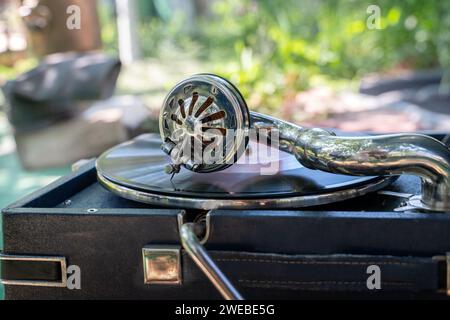 Vintage vieux tourne-disque aiguille gramophone sur disque vinyle. Tête porte-aiguille ronde en métal brillant reproduisant de la musique. Lecteur vinyle rétro vintage. Needl Banque D'Images