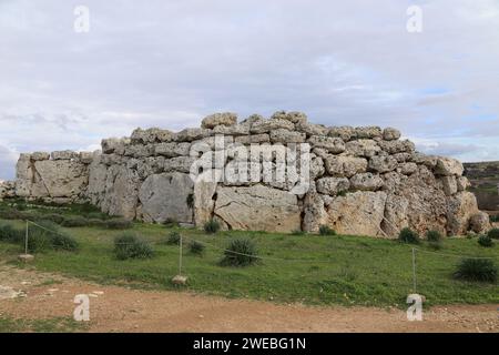 Complexe de temples mégalithiques de Ggantija sur l'île méditerranéenne de Gozo vu de l'ouest Banque D'Images