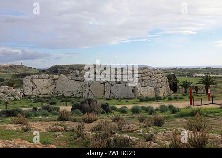 Complexe de temples mégalithiques de Ggantija sur l'île méditerranéenne de Gozo vu de l'ouest Banque D'Images