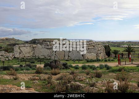 Complexe de temples mégalithiques de Ggantija sur l'île méditerranéenne de Gozo vu de l'ouest Banque D'Images