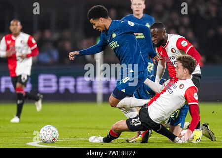 Rotterdam, pays-Bas. 24 janvier 2024. ROTTERDAM, PAYS-BAS - 24 JANVIER : Malik Tillman du PSV se bat pour la possession avec Mats Wieffer de Feyenoord et Lutsharel Geertruida de Feyenoord lors du match de la coupe Toto KNVB entre Feyenoord et PSV au Stadion Feyenoord le 24 janvier 2024 à Rotterdam, pays-Bas. (Photo de Joris Verwijst/Orange Pictures) crédit : Orange pics BV/Alamy Live News Banque D'Images