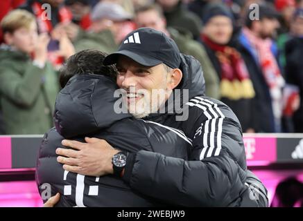 München, Deutschland 24. Janvier 2024 : Fussball, Herren, Bundesliga, saison 2023/2024, FC Bayern München - 1. FC Union Berlin, Allianz Arena Thomas Tuchel, entraîneur (FC Bayern München) beim Begrüssen vor dem Spiel, Umarmen DFB, les règlements DFL interdisent toute utilisation de photographies comme séquences d'images et/ou quasi-vidéo Banque D'Images