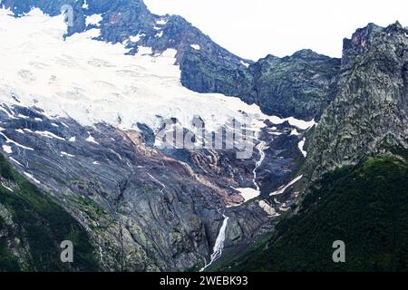 Les montagnes du Caucase. Pics de montagne en été Banque D'Images