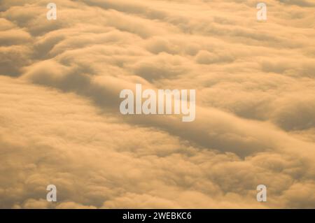 Vue aérienne de la chaîne Brooks couverte de neige gelée sur le chemin du village côtier Inupiaq de Kaktovik, zone 1002 de la faune nationale de l'Arctique R Banque D'Images